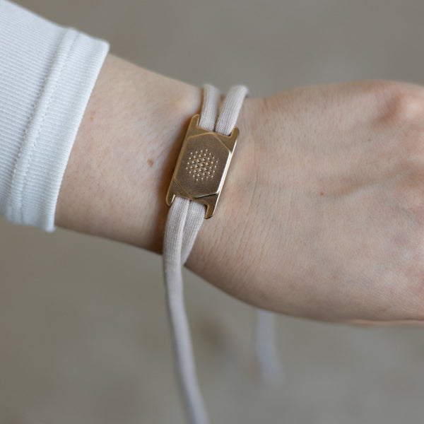 Schritt 1: Armband ums Handgelenk legen