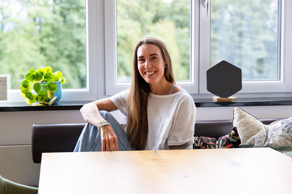 Bernadette sitzt beim Interview am Tisch und erzählt von ihrem Alltag.