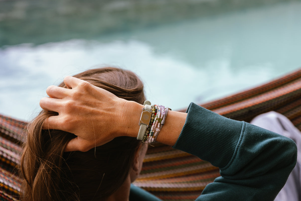Bernadettes odem Armband neben ihren anderen Armbändern, vollständig im Originalfoto gezeigt.